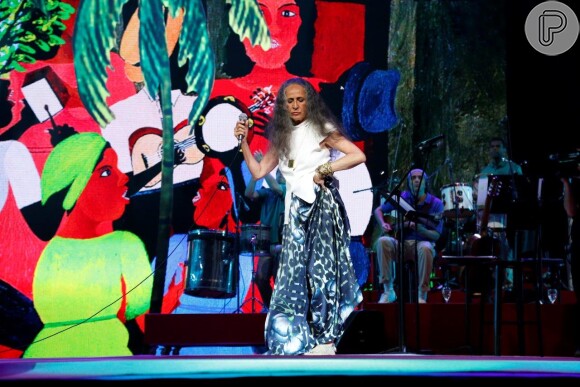 A cantora Maria Bethânia se apresenta no palco do Theatro Municipal