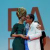 Camila Pitanga entrega o troféu ao sambista Zeca Pagodinho na categoria de Melhor Cantor pelo álbum '30 Anos - Vida que Segue', no Prêmio da Música Brasileira, nesta quarta-feira, 14 de maio de 2014