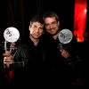 Os diretores Ricardo Della Rosa e Andrucha Waddington exibem seus troféus nos bastidores do Prêmio da Música Brasileira