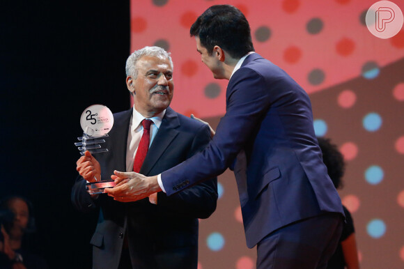 Mateus Solano entrega o troféu para Dori Caymmi pela obra 'Caymmi' na categoria Álbum Projeto Especial
