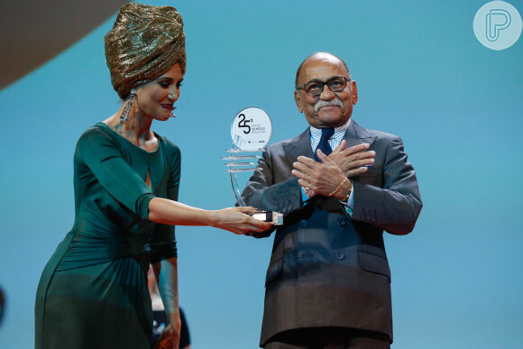 Camila Pitanga entrega o troféu de Melhor Canção para a música 'Samba para João', de Wilson das Neves e Chico Buarque