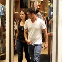 No ar em 'Salve Jorge', Sidney Sampaio passeia com a namorada em shopping