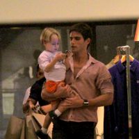 Jonatas Faro leva Guy, seu filho com Danielle Winits, para passear no shopping