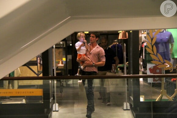 Acompanhados por uma babá, Jonatas e Guy fizeram compras e sentaram na praça de alimentação do centro comercial para o menino tomar sorvete