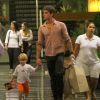 Jonatas Faro levou seu filho, Guy, fruto de seu relacionamento com Danielle Winits, para passear em um shopping no Rio de Janeiro na noite de quinta-feira, 15 de maio de 2014