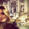 Giovanna Lancellotti esteve em Roma e se declarou apaixonada pelo lugar. A atriz faz uma 'selfie' com a Fontana di Trevi ao fundo 