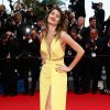 Isabelli Fontana foi ao Festival de Cannes 2014 com um vestido amarelo da grife Tufi Duek, que foi escolhido pelos internautas