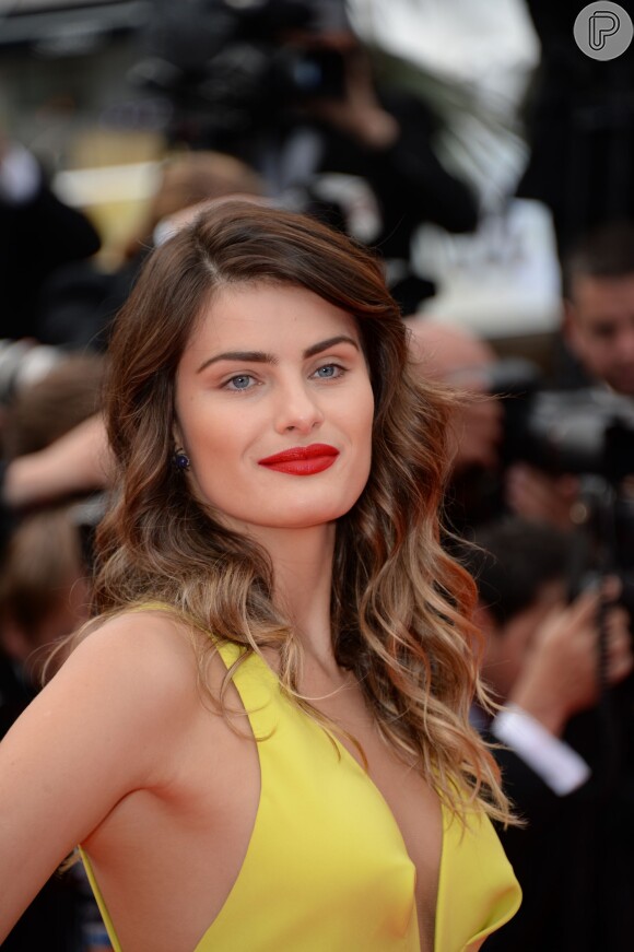Isabelli Fontana escolhe batom vermelho para compor seu visual no tapete vermelho do Festival de Cannes 2014