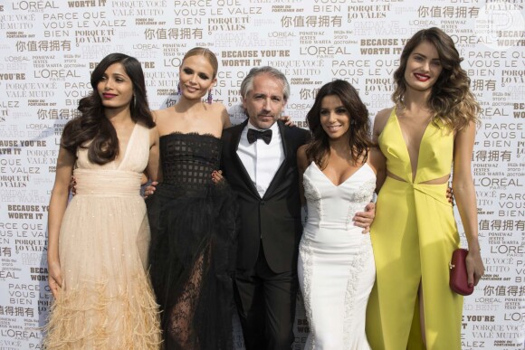 Freida Pinto, Natasha Poly, Eva Longoria e Isabelli Fontana posam com o presidente da L'Oréal, Cyril Chapuy
