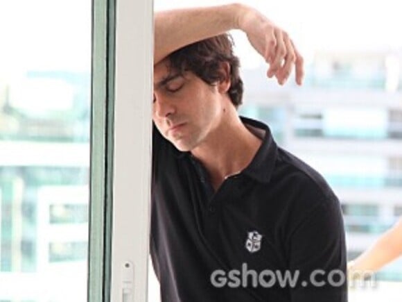 Ernesto (Felipe Abib) está arrasado quando encontra Rafael Infante, seu concorrente em 'Geração Brasil'