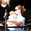 Olivia Wilde beija o filho, Otis, enquanto o marido, Jason Sudeikis, fotografa 19 de maio de 2014
