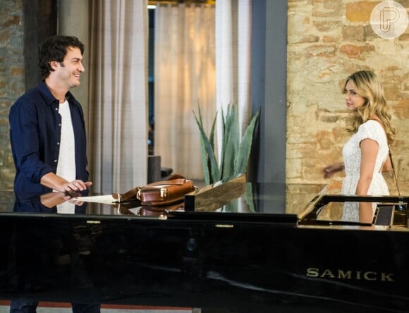 Louise D´Tuani está tendo aulas de piano para interpretar Lívia na novela 'Em Família'