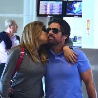 Loira, Nivea Stelmann beija o marido no aeroporto e viaja com a filha