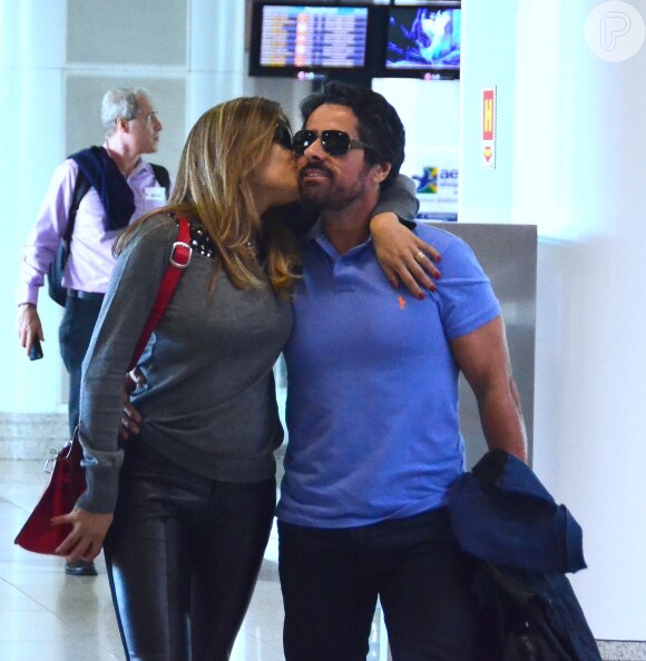 Nivea Stelmann beija o marido, o empresário Marcus Rocha, no aeroporto Santos Dumont, no Rio de Janeiro (21 de maio de 2014)