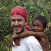 David Beckham carrega índio brasileiro nas costas em documentário