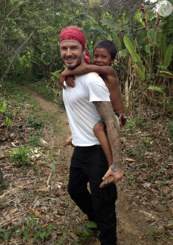 David Beckham carrega indiozinho nas costas em documentário feito no Brasil