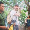 David Beckham conversa com moradores da floresta Amazônica; jogador rodou filme no Brasil em março de 2014