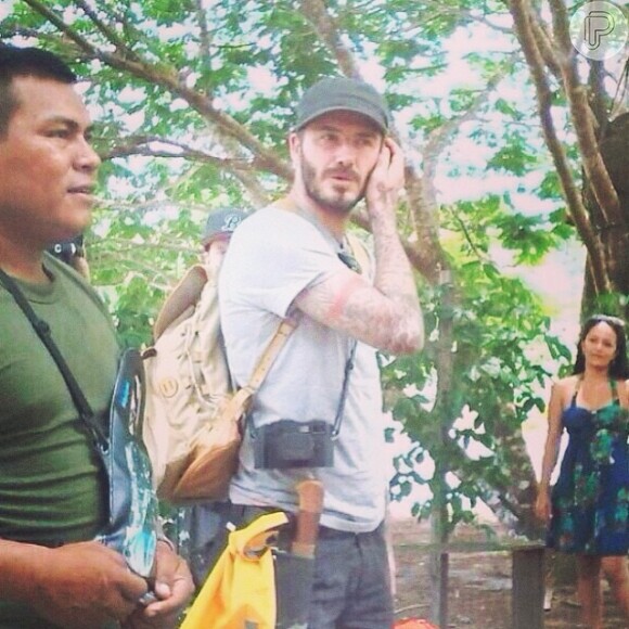 David Beckham conversa com moradores da floresta Amazônica; jogador rodou filme no Brasil em março de 2014