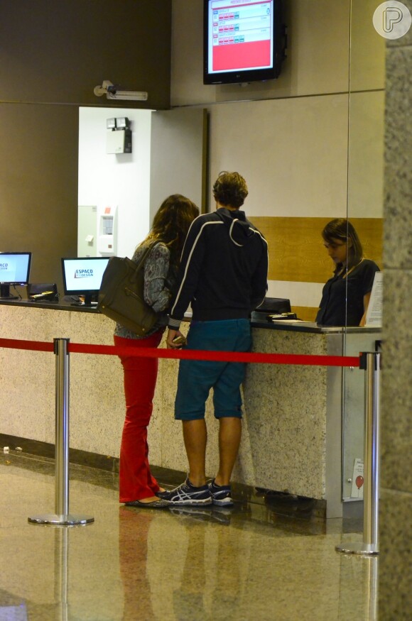 De bermuda rasgada e tênis, Reynaldo Gianecchini vai ao cinema com amiga