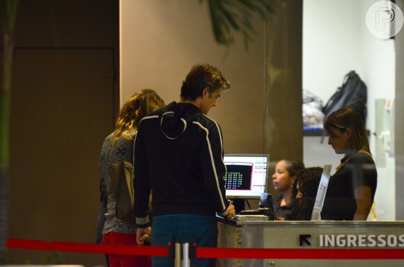 De bermuda rasgada e tênis, Reynaldo Gianecchini vai ao cinema com amiga