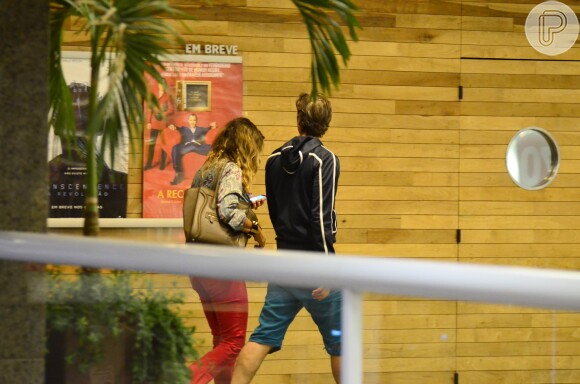 De bermuda rasgada e tênis, Reynaldo Gianecchini vai ao cinema com amiga