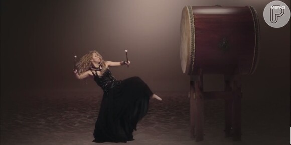 Shakira toca tambor em clipe da música 'La La La' para a Copa do Mundo 2014