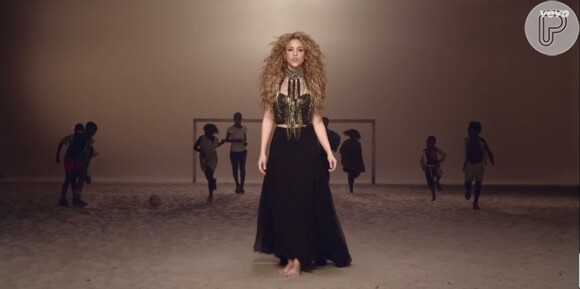 Shakira dança em campo de futebol de terra em clipe da música 'La La La' para a Copa do Mundo 2014