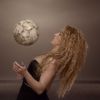 Shakira mata bola no peito no clipe da música 'La La La'