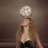 Shakira equilibra bola na cabeça no clipe da música 'La La La'