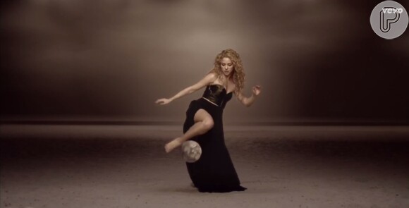 Shakira equilibra bola no pé em clipe
