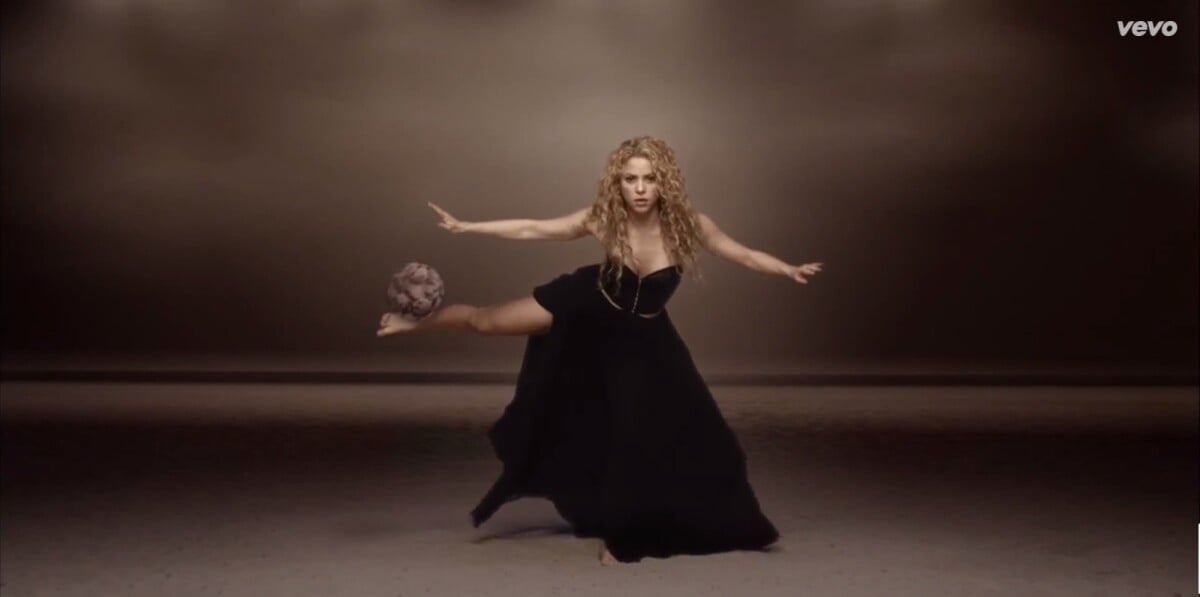 Foto: Shakira equilibra bola no pé em clipe da música 'La La La' para a