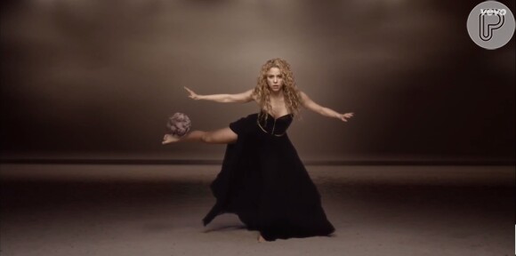 Shakira equilibra bola no pé em clipe da música 'La La La' para a Copa do Mundo 2014