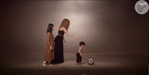 Shakira solta mão do filho e Milan chuta bola em clipe
