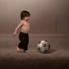 Milan, filho de Shakira e Gerard Piqué, joga bola em clipe da música 'La La La' para a Copa do Mundo 2014