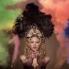 Shakira usa adereço com penas pretas em clipe