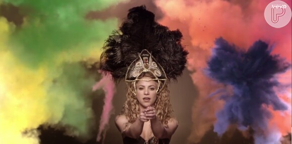 Shakira usa adereço com penas pretas em clipe