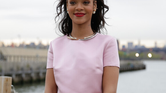 Rihanna se recusa a conhecer noiva do ator Charles Sheen em restaurante
