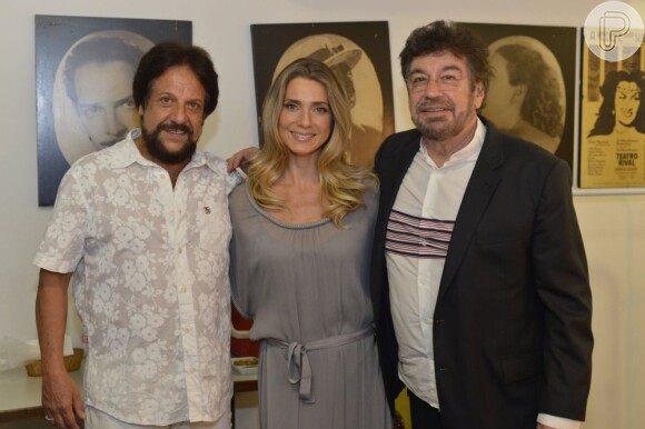 Letícia Spiller posa ao lado de Tunai e Wagner Tiso em 29 de janeiro de 2013, no Teatro Rival, RJ