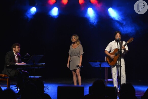 Letícia Spiller, a Antonia de 'Salve Jorge', é clicada no palco cantando com Tunai e Wagner Tiso