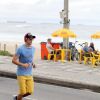 Em dia nublado no Rio, Reynaldo Gianecchini se exercitou na orla da praia do Leblon
