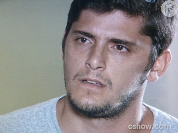 André (Bruno Gissoni) está investigando a identidade de sua mãe biológica, na novela 'Em Família'
