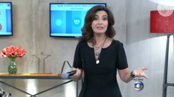 Fátima Bernardes explique erro e diz que não está acostumada com microfone bastão (o sem fio)