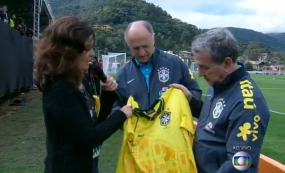 Fátima Bernardes entrevistou Luiz Felipe Scolari e pediu que técnico da seleção brasileira de futebol desse autógrafos em suas camisas do time