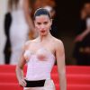 Adriana Lima roubou a cena no tapete vermelho do Festival de Cannes 2014