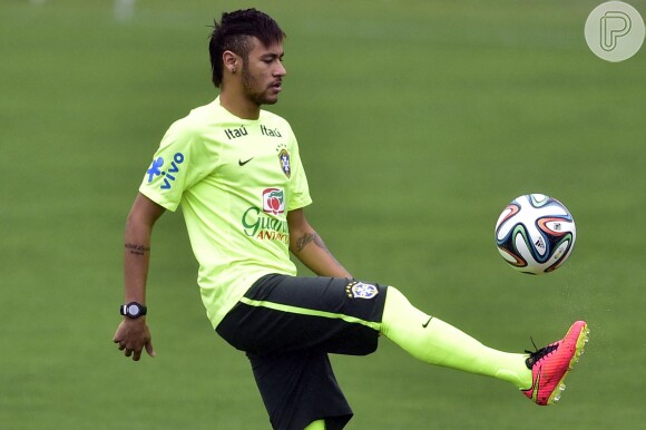 Neymar passou por exames médicos antes do treinamento com a seleção brasileira; jogador é atacante da equipe e a aposta do time para a Copa do Mundo de 2014