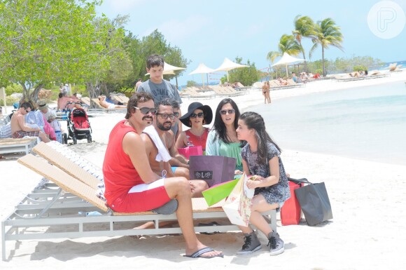 Uma parte do elenco de 'Vitória' viajou para Curaçao e gravou cenas da novela no país caribenho