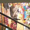 Angélica visita loja de brinquedos no Rio com a filha, Eva, de 1 ano