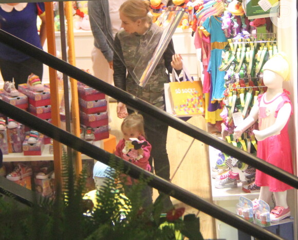 Angélica leva a filha Eva à loja em shopping no Rio de Janeiro