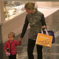 Angélica passeia em shopping com a filha, Eva, e visita loja de brinquedos