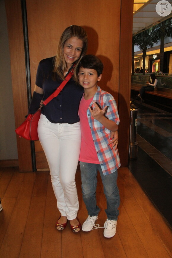 Nivea Stelmann vai ao teatro com o filho, Miguel, de 9 anos